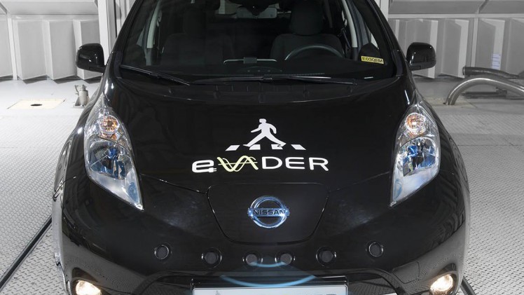 In het eVADER project ontwikkelt Nissan een slim waarschuwingssysteem voor elektrische auto's zodat deze tijdig worden opgemerkt door voetgangers.