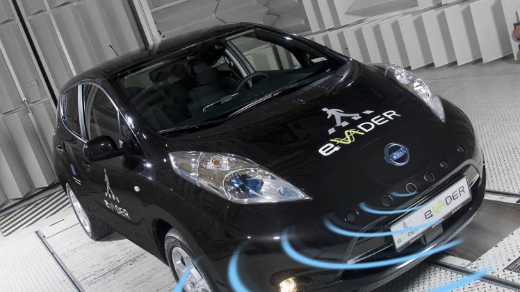 In het eVADER project ontwikkelt Nissan een slim waarschuwingssysteem voor elektrische auto's zodat deze tijdig worden opgemerkt door voetgangers.