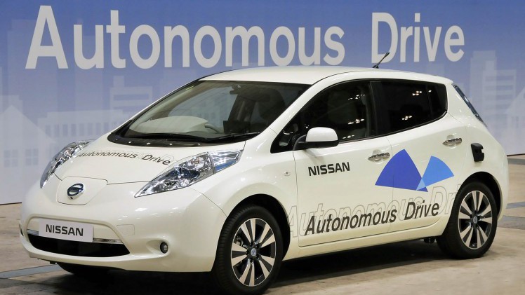 Nissan LEAF als zelfrijdende auto gepresenteerd in Japan. Boordevol techniek voor autonoom rijden kan dit prototype zelf rijden in Piloted Drive 1.0.