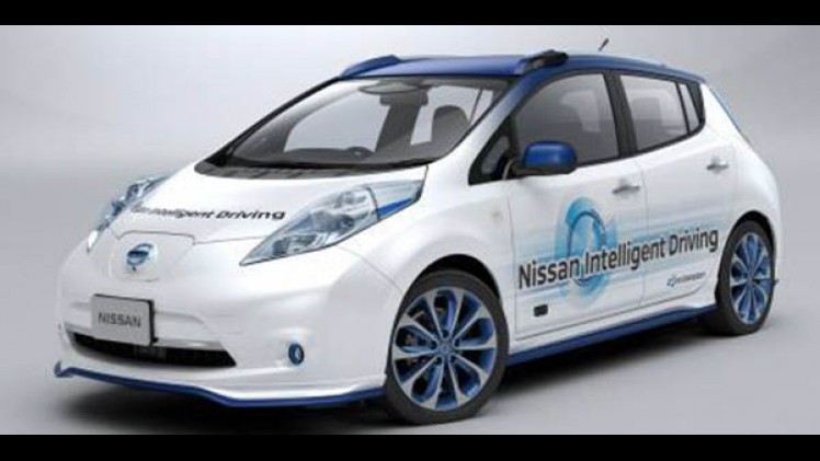 Nissan LEAF als zelfrijdende auto gepresenteerd in Japan. Boordevol techniek voor autonoom rijden kan dit prototype zelf rijden in Piloted Drive 1.0.
