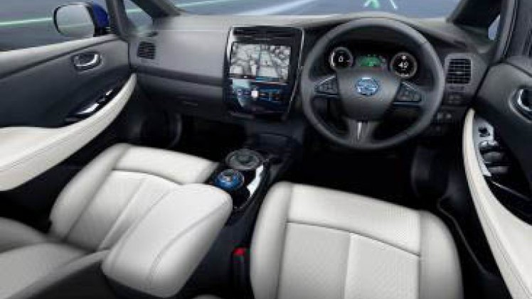 Nissan LEAF als zelfrijdende auto gepresenteerd in Japan. Boordevol techniek voor autonoom rijden kan dit prototype zelf rijden in Piloted Drive 1.0.