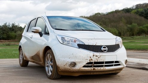 Nissan komt met Ultra-Ever-Dry water- en vuilafstotende lak en zal deze mogelijk in de toekomst als optie aanbieden.