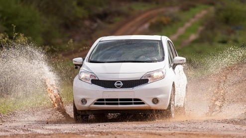 Nissan komt met Ultra-Ever-Dry water- en vuilafstotende lak en zal deze mogelijk in de toekomst als optie aanbieden.
