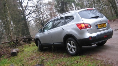 Nissan heeft met de Qashqai een schot in de roos. De stoere strakke looks, hoge zit en complete uitrusting maken m uitermate populair. Voor net dat beetje meer  ruimte en zitplaatsen, welteverstaan