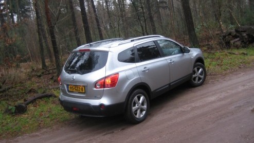 Nissan heeft met de Qashqai een schot in de roos. De stoere strakke looks, hoge zit en complete uitrusting maken m uitermate populair. Voor net dat beetje meer  ruimte en zitplaatsen, welteverstaan