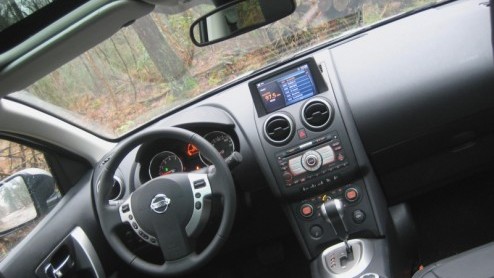 Nissan heeft met de Qashqai een schot in de roos. De stoere strakke looks, hoge zit en complete uitrusting maken m uitermate populair. Voor net dat beetje meer  ruimte en zitplaatsen, welteverstaan