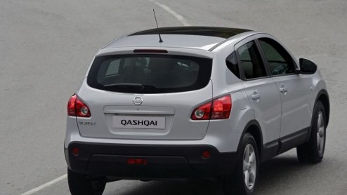 Nissan komt naar eigen zeggen met een totaal vernieuwende auto op de markt, de Qashqai. Niet alleen is de naam niet alledaags, ook het feit dat de auto een cross-over is van een personenauto met een S