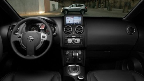 Nissan komt naar eigen zeggen met een totaal vernieuwende auto op de markt, de Qashqai. Niet alleen is de naam niet alledaags, ook het feit dat de auto een cross-over is van een personenauto met een S