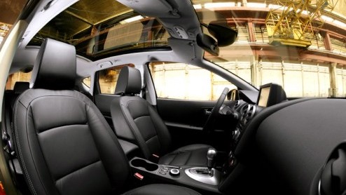 Nissan laat ons de Qashqai zien, deze moet de Almera doen vergeten. Iets wat ons niet zo heel moeilijk lijkt.