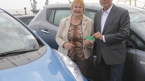 Vloot 100 stuks Nissan Leaf voor autodeelproject Terschelling.