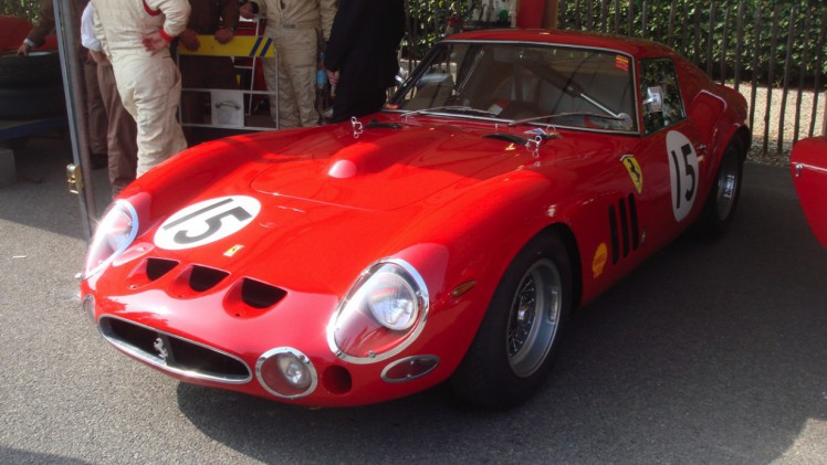 Goodwood Revival 2015 nadert. In het weekend van 12-13 september ga je stijlvol terug in de tijd op het race circuit Goodwood van Lord March.