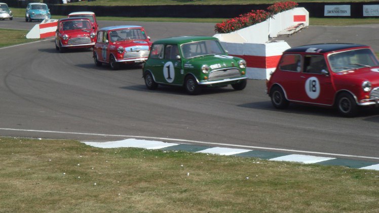 Goodwood Revival 2015 nadert. In het weekend van 12-13 september ga je stijlvol terug in de tijd op het race circuit Goodwood van Lord March.