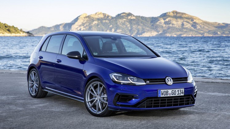 Volkswagen voegt twee items aan het optieprogramma van de Golf R toe, Performance remmen en een Akrapovic uitlaat.
