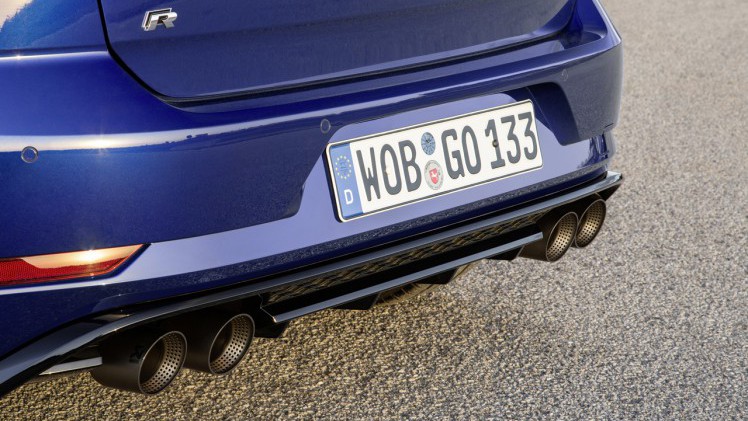 Volkswagen voegt twee items aan het optieprogramma van de Golf R toe, Performance remmen en een Akrapovic uitlaat.