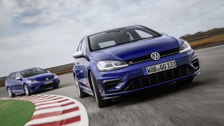 Volkswagen voegt twee items aan het optieprogramma van de Golf R toe, Performance remmen en een Akrapovic uitlaat.