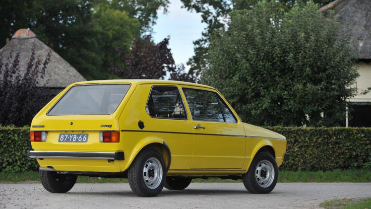 Volkswagen startte 70 jaar geleden in Nederland. AutoVandaag ging op stap met een Kever, Golf en Transporter.