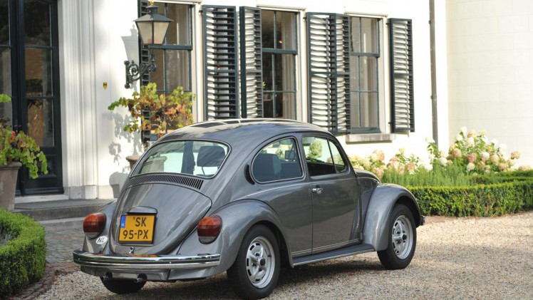 Volkswagen startte 70 jaar geleden in Nederland. AutoVandaag ging op stap met een Kever, Golf en Transporter.