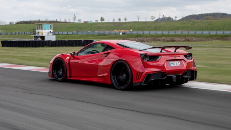 Voor wie een normale Ferrari 488 niet dik en snel genoeg is, zorgt het Duitse Novitec voor een extra brede carrosserie en meer vermogen.