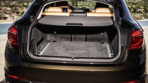 BMW heeft nu officieel het doek gehaald van de nieuwe generatie X6. De nieuweling is weer in lijn gebracht met de huidige X5 en X4 en is door BMW vooral zuiniger gemaakt.
