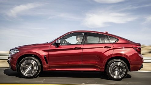 BMW heeft nu officieel het doek gehaald van de nieuwe generatie X6. De nieuweling is weer in lijn gebracht met de huidige X5 en X4 en is door BMW vooral zuiniger gemaakt.