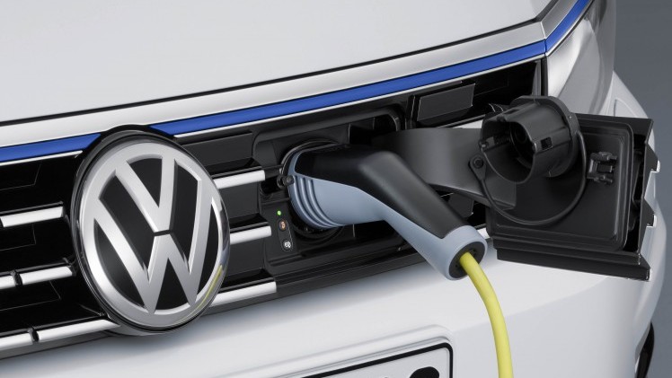 Volkswagen heeft hoge verwachtingen van de Passat GTE met 7% bijtelling. Zo hoog, dat genteresseerden zich nu al in kunnen schrijven voor de eerste productieplekken, terwijl de autos pas over 7 maan