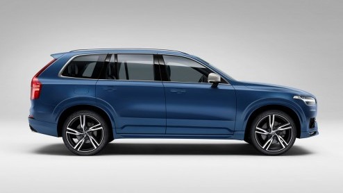 Na de gelekte foto van gisteren heeft Volvo nu de XC90 R-Design officieel onthuld. Vermoedelijk horen we in Parijs meer detail en weten we ook wanneer de sportieve versie beschikbaar komt.