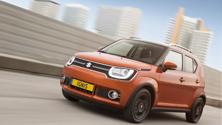 Nadat we beetje bij beetje informatie kregen over de Suzuki Ignis, weten we nu ook wat ie minimaal gaat kosten. Ook staat ie een maandje eerder in de showroom en is er weer meer beeld van de auto.