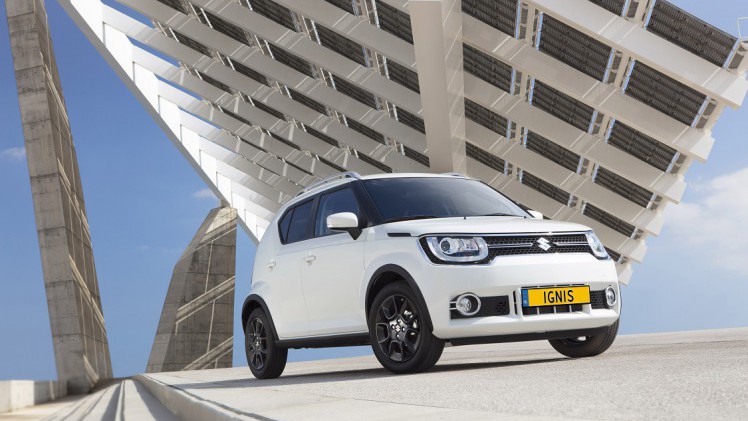 Nadat we beetje bij beetje informatie kregen over de Suzuki Ignis, weten we nu ook wat ie minimaal gaat kosten. Ook staat ie een maandje eerder in de showroom en is er weer meer beeld van de auto.