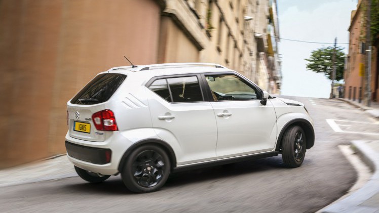 Nadat we beetje bij beetje informatie kregen over de Suzuki Ignis, weten we nu ook wat ie minimaal gaat kosten. Ook staat ie een maandje eerder in de showroom en is er weer meer beeld van de auto.