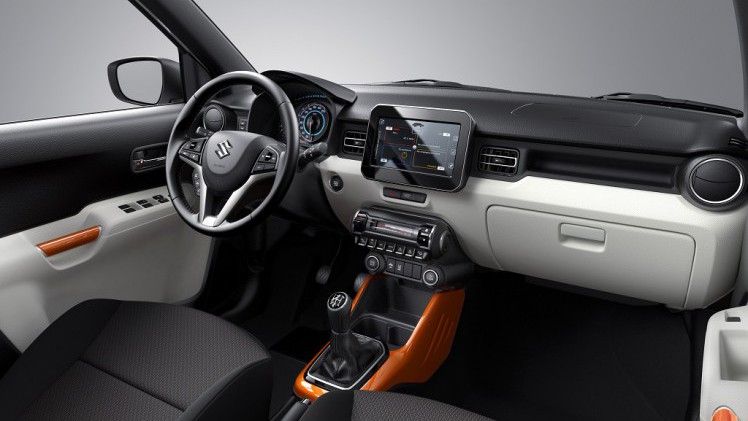 Nadat we beetje bij beetje informatie kregen over de Suzuki Ignis, weten we nu ook wat ie minimaal gaat kosten. Ook staat ie een maandje eerder in de showroom en is er weer meer beeld van de auto.
