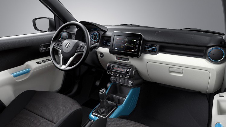 Nadat we beetje bij beetje informatie kregen over de Suzuki Ignis, weten we nu ook wat ie minimaal gaat kosten. Ook staat ie een maandje eerder in de showroom en is er weer meer beeld van de auto.
