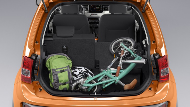 Nadat we beetje bij beetje informatie kregen over de Suzuki Ignis, weten we nu ook wat ie minimaal gaat kosten. Ook staat ie een maandje eerder in de showroom en is er weer meer beeld van de auto.