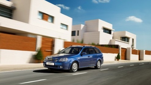 Chevrolet zet nog eens extra de bloemetjes buiten met de Nubira Stationwagon Limited Edition. Deze ruime middenklasser is tijdelijk tegen een nog scherpere prijs te bestellen. Met de betrekkelijk nieu