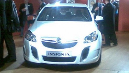 Na de kersverse introductie van de Opel Insignia, wordt er door het Opel Performance Center druk gewerkt aan een supersnelle versie van de nieuwe Duitser. De Insignia OPC werd gespot op de Nrburgring