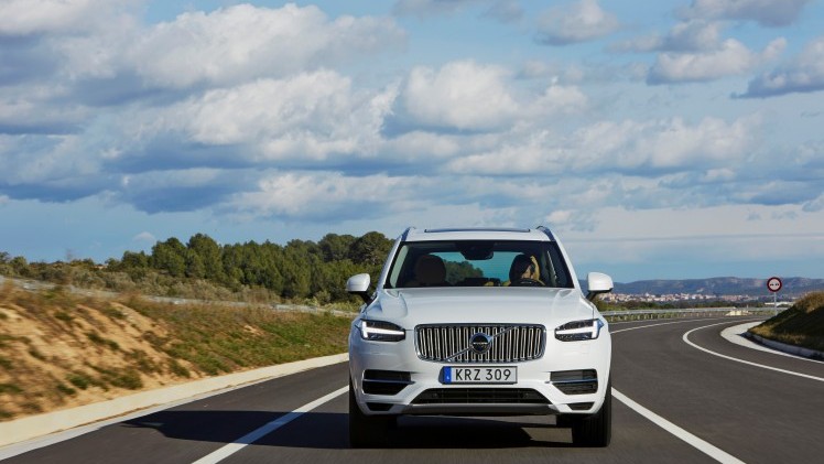 Na een paar kleine aanpassingen heeft de plug-in hybride Volvo XC90 geen uitstoot van 65 gram CO2 per kilometer, maar van 49 gram CO2 per kilometer. Hallo 7% bijtelling!