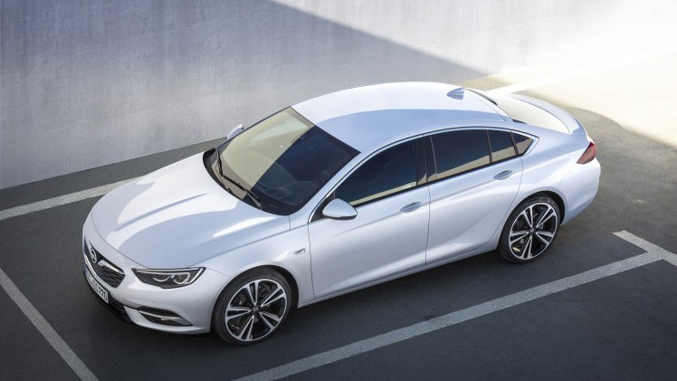 Opel heeft nu officieel het doek getrokken van haar nieuwe vlaggenschip: de 2017 Insignia Grand Sport. De auto is meer premium dan ooit. Lees hier alles dat je over de auto moet moet weten.