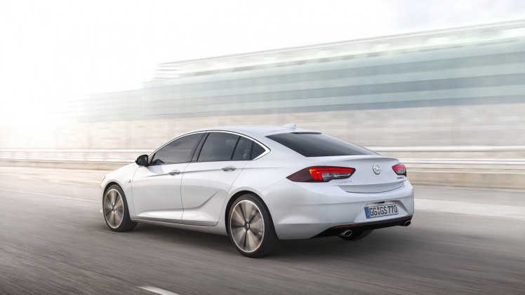 Opel heeft nu officieel het doek getrokken van haar nieuwe vlaggenschip: de 2017 Insignia Grand Sport. De auto is meer premium dan ooit. Lees hier alles dat je over de auto moet moet weten.