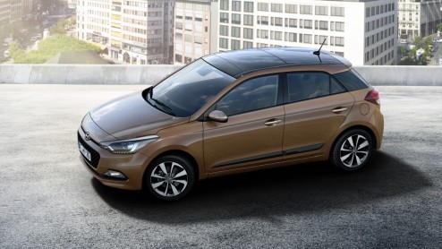 Nieuwe Hyundai i20 toont zich met eerste beelden. De nieuwe Koreaan belooft zeer ruim te zijn dankzij een royale wielbasis en relatief brede carrosserie.