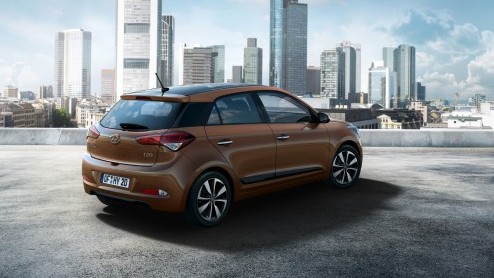 Nieuwe Hyundai i20 toont zich met eerste beelden. De nieuwe Koreaan belooft zeer ruim te zijn dankzij een royale wielbasis en relatief brede carrosserie.
