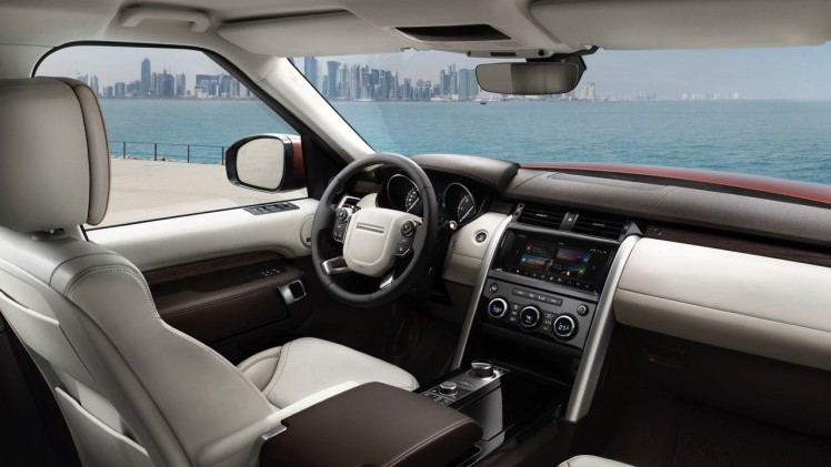 Introductie nieuwe Land Rover Discovery is een feit. De vierwielaangedreven zevenzits SUV komt in de lente van 2017 op de markt. Lees hier de prijzen en specificaties.