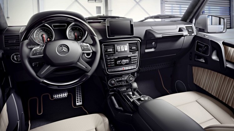 Mercedes-Benz G-Klasse klaar voor modeljaar 2016 met nieuwe motoren en aangepast in- en exterieur. Ook het onderstel is verbeterd.