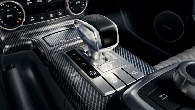 Mercedes-Benz G-Klasse klaar voor modeljaar 2016 met nieuwe motoren en aangepast in- en exterieur. Ook het onderstel is verbeterd.