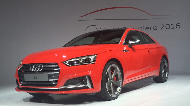 Onthulling Audi A5 Coup? bij de perspresentatie in Ingolstadt. De nieuwe Audi A5 is iets groter, ruimer, zuiniger en nog sportiever dan zijn voorganger en komt in de herfst 2016 naar Nederland.