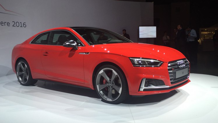 Onthulling Audi A5 Coup? bij de perspresentatie in Ingolstadt. De nieuwe Audi A5 is iets groter, ruimer, zuiniger en nog sportiever dan zijn voorganger en komt in de herfst 2016 naar Nederland.