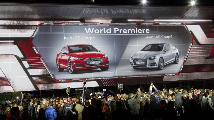 Onthulling Audi A5 Coup? bij de perspresentatie in Ingolstadt. De nieuwe Audi A5 is iets groter, ruimer, zuiniger en nog sportiever dan zijn voorganger en komt in de herfst 2016 naar Nederland.
