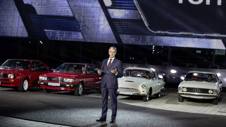 Onthulling Audi A5 Coup? bij de perspresentatie in Ingolstadt. De nieuwe Audi A5 is iets groter, ruimer, zuiniger en nog sportiever dan zijn voorganger en komt in de herfst 2016 naar Nederland.