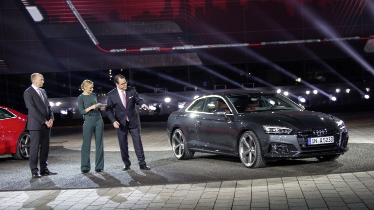 Onthulling Audi A5 Coup? bij de perspresentatie in Ingolstadt. De nieuwe Audi A5 is iets groter, ruimer, zuiniger en nog sportiever dan zijn voorganger en komt in de herfst 2016 naar Nederland.
