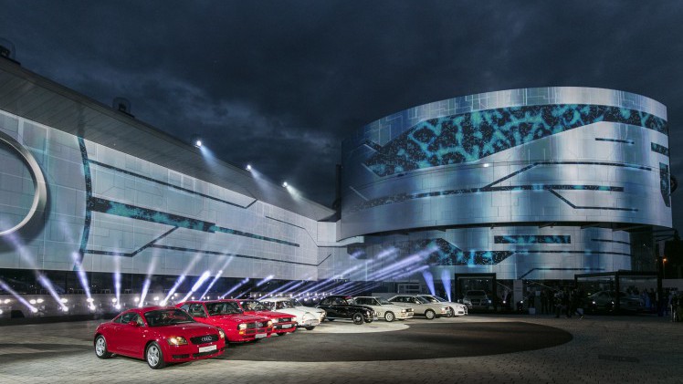 Onthulling Audi A5 Coup? bij de perspresentatie in Ingolstadt. De nieuwe Audi A5 is iets groter, ruimer, zuiniger en nog sportiever dan zijn voorganger en komt in de herfst 2016 naar Nederland.
