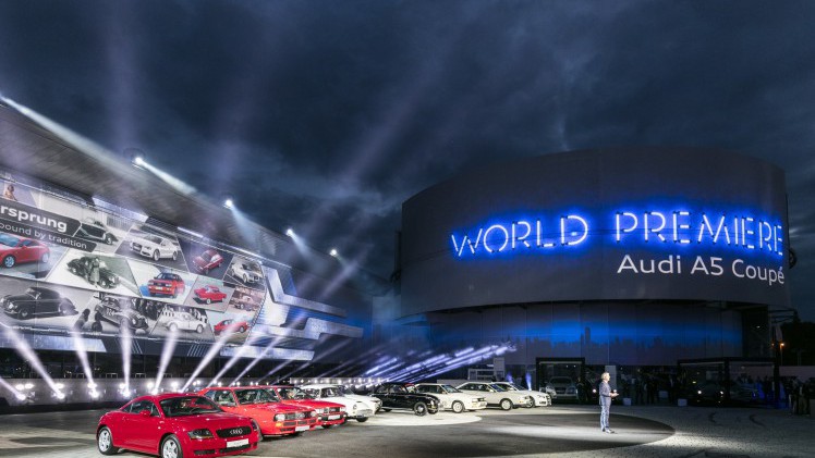 Onthulling Audi A5 Coup? bij de perspresentatie in Ingolstadt. De nieuwe Audi A5 is iets groter, ruimer, zuiniger en nog sportiever dan zijn voorganger en komt in de herfst 2016 naar Nederland.