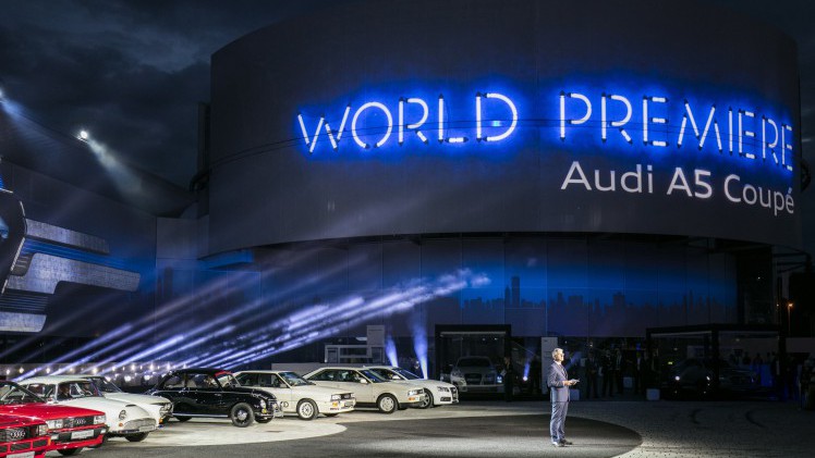 Onthulling Audi A5 Coup? bij de perspresentatie in Ingolstadt. De nieuwe Audi A5 is iets groter, ruimer, zuiniger en nog sportiever dan zijn voorganger en komt in de herfst 2016 naar Nederland.